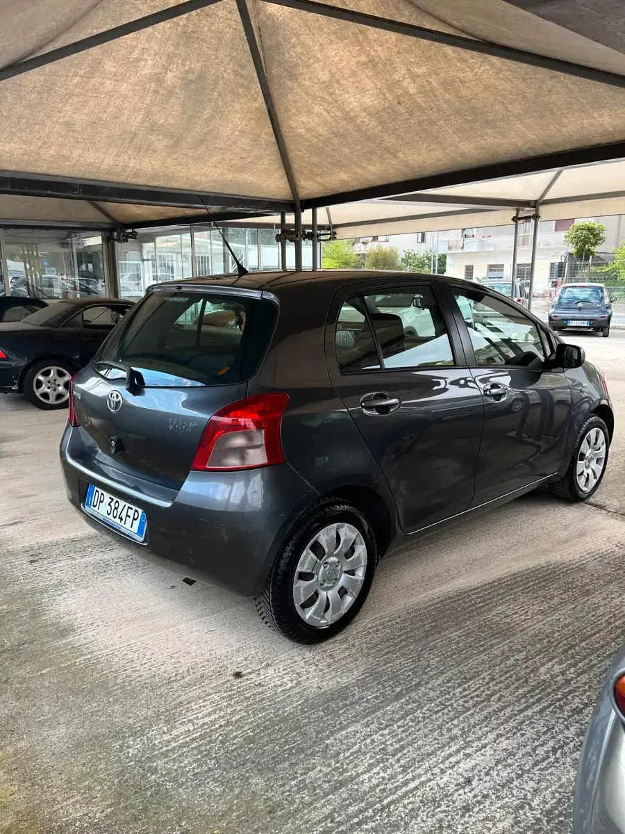 Usata Toyota Yaris 69 CV (50 kW) 2010 Grigio Utilitaria