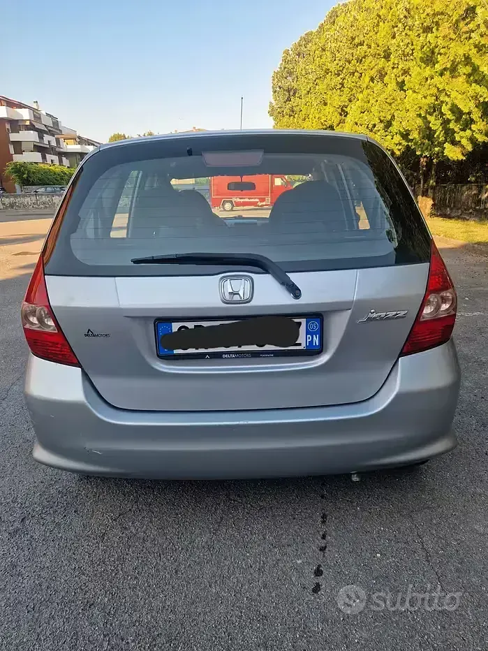 Usata Honda Jazz 83 CV (61 kW) 2005 Grigio Utilitaria