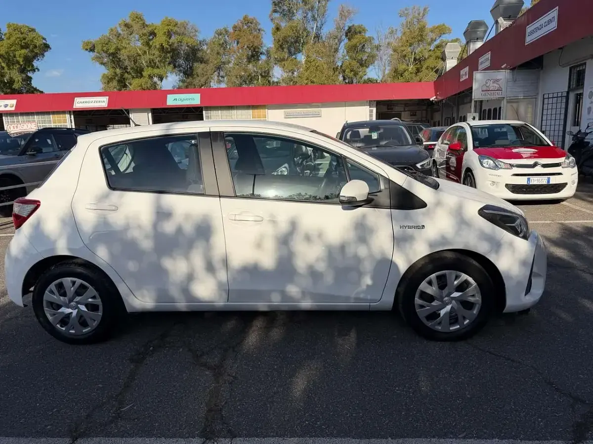 Usata Toyota Yaris Hybrid Cool 73 CV (53 kW) 2018 Bianco Berlina