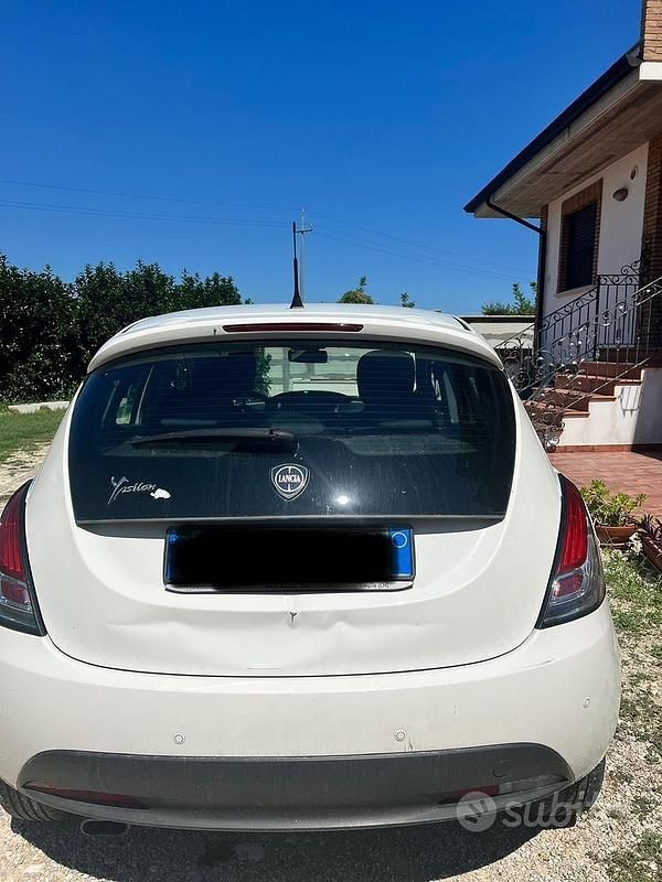 Usata Lancia Ypsilon 69 CV (50 kW) 2016 Bianco Utilitaria