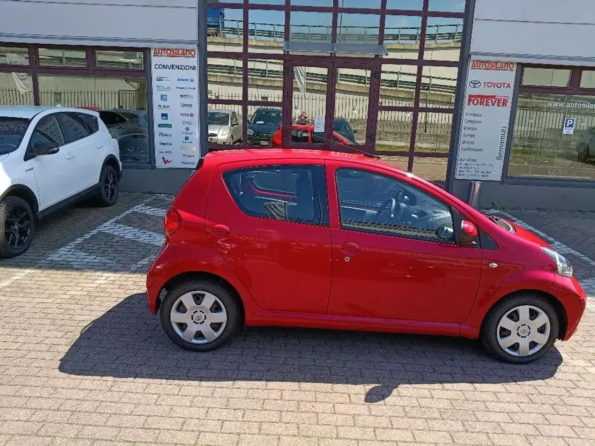 Usata Toyota Aygo Sol 68 CV (50 kW) 2007 Rosso Utilitaria