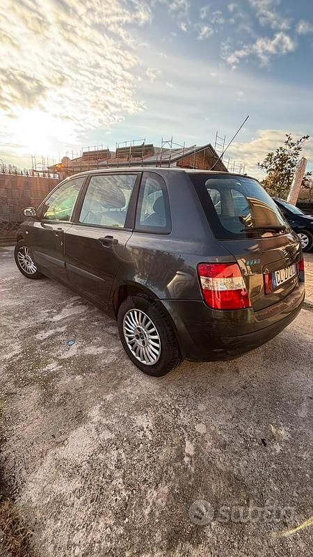 Grigio Usata 2004 Fiat Stilo Due volumi | 1100 € (Buon prezzo) - Immagine 1/4