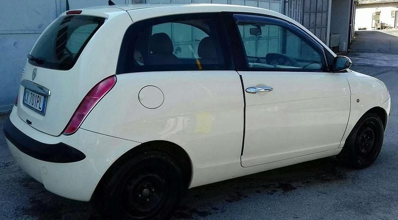 Usata Lancia Ypsilon 80 CV (58 kW) 2004 Beige Utilitaria