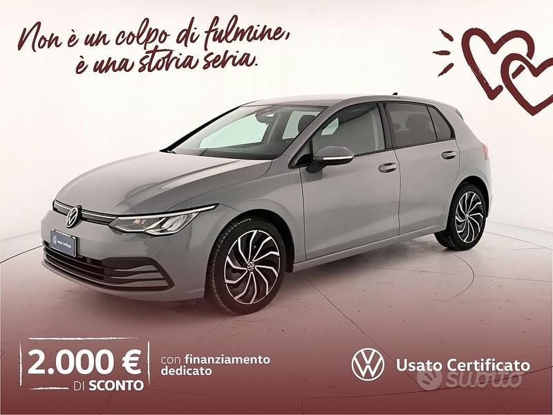 Moonstone grey Usata 2023 VW Golf Life Berlina | 21.900 € (Buon prezzo) - Immagine 1/4