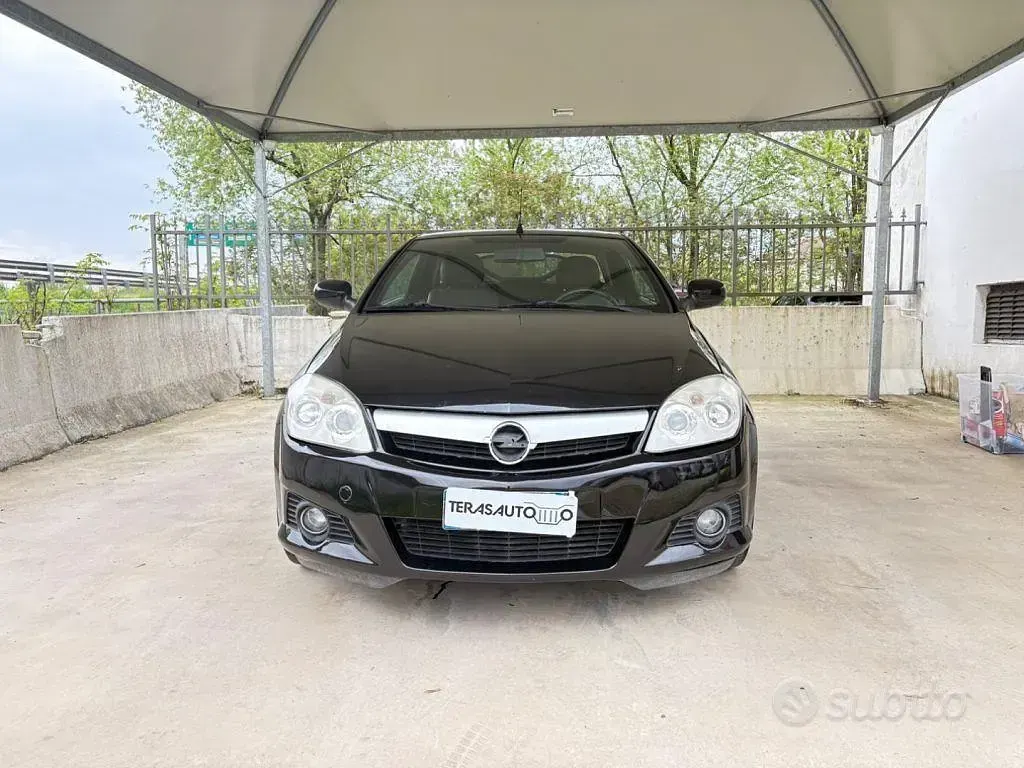 Usata Opel Tigra 90 CV (66 kW) 2005 Nero Cabrio