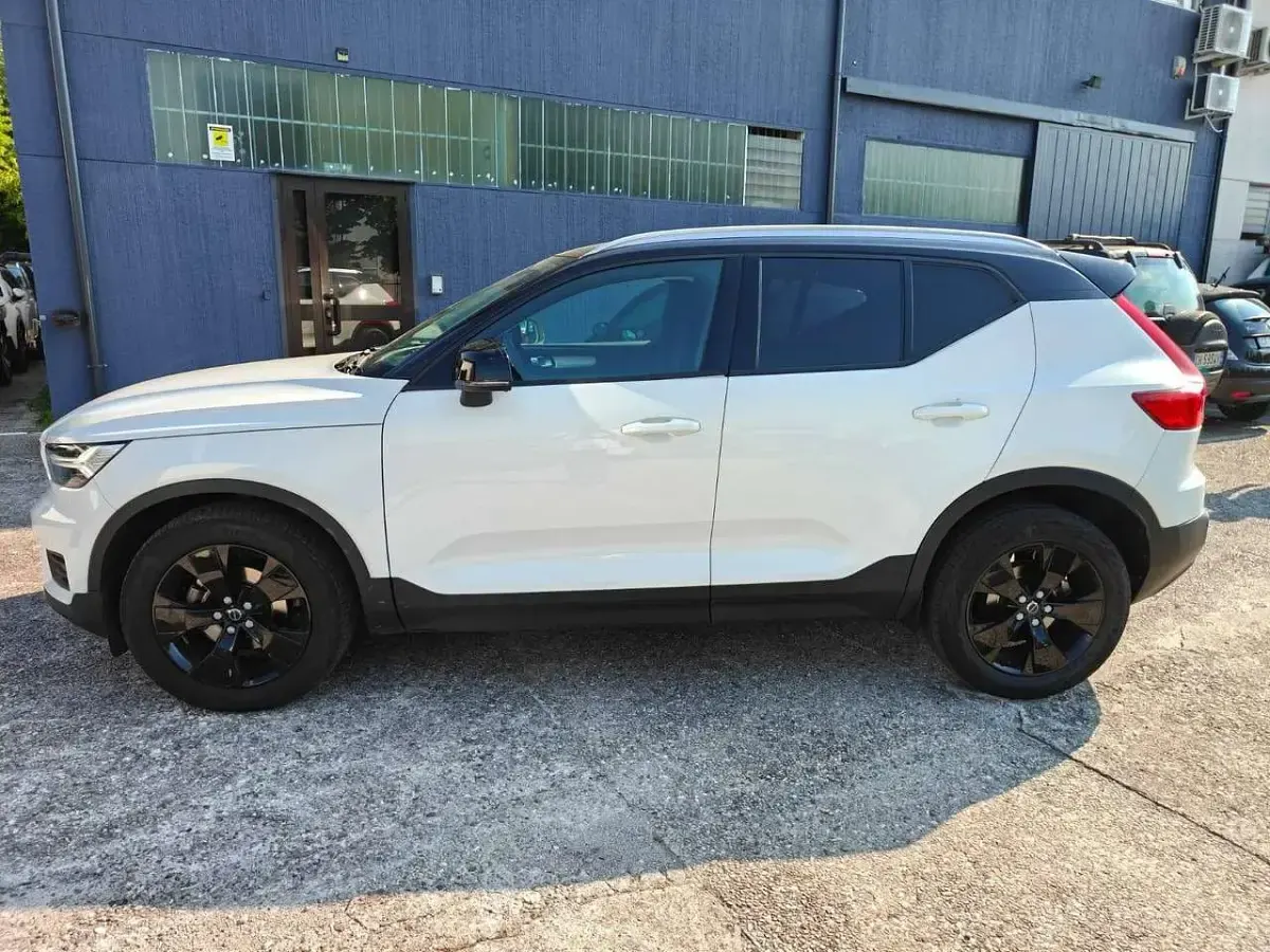 Usata Volvo XC40 Momentum 129 CV (94 kW) 2022 Bianco SUV