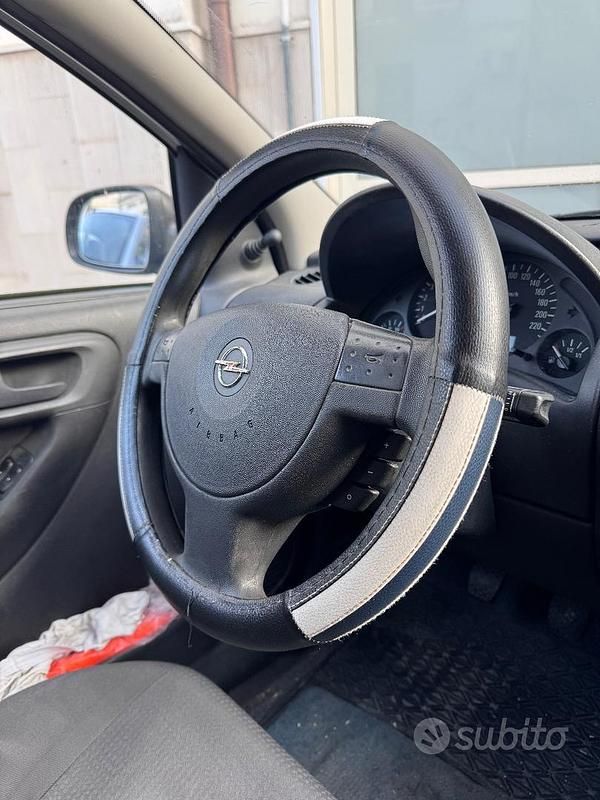 Usata Opel Corsa 75 CV (55 kW) 2003 Bianco Utilitaria