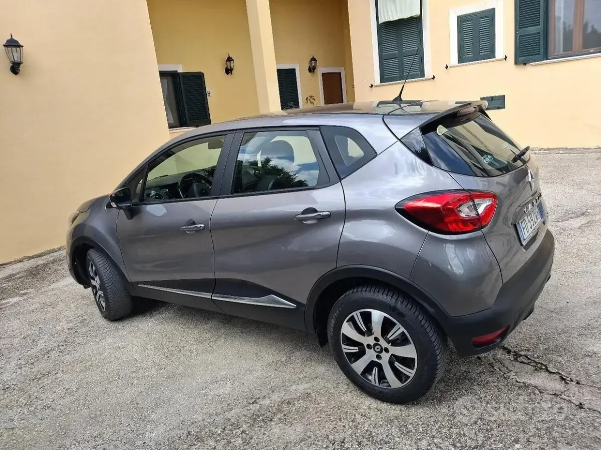Usata Renault Captur Zen 90 CV (66 kW) 2016 Grigio SUV