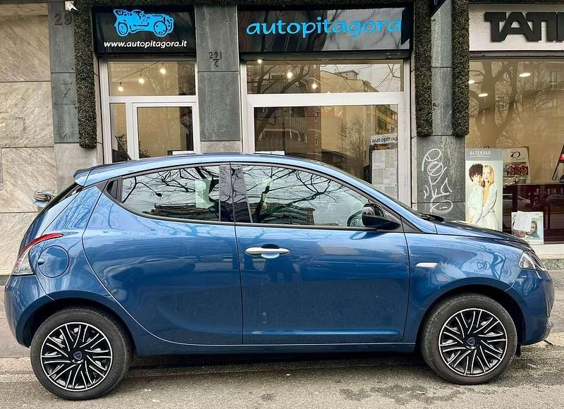 Usata Lancia Ypsilon Gold 69 CV (50 kW) 2023 Blu/azzurro Utilitaria