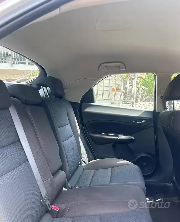 Usata Honda Civic 99 CV (72 kW) 2011 Grigio Berlina