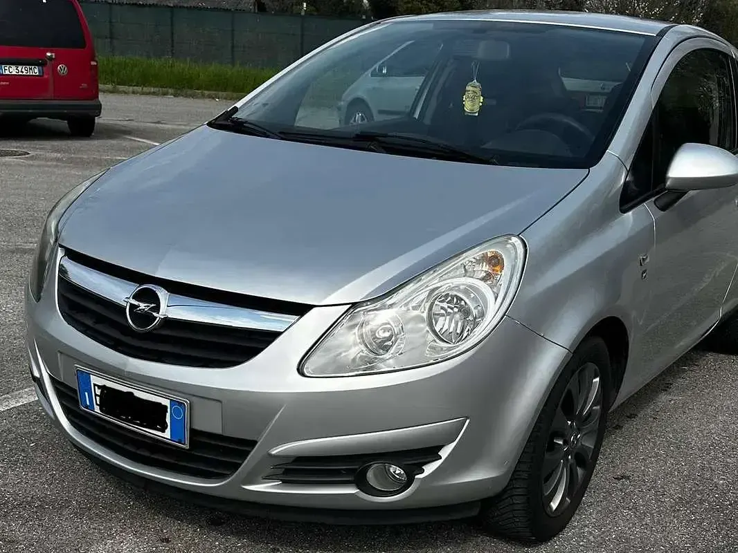 Usata Opel Corsa Club 86 CV (63 kW) 2010 Argento Utilitaria