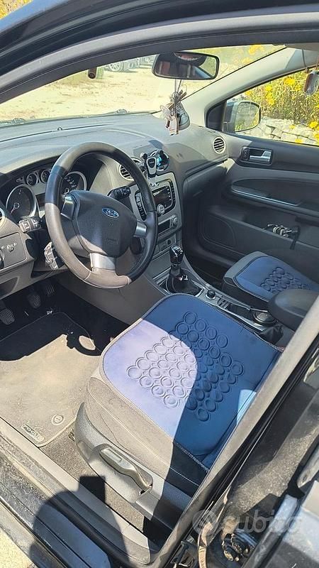 Begagnad Ford Focus Titanium 110 HK (80 kW) 2010 Svart Sedan
