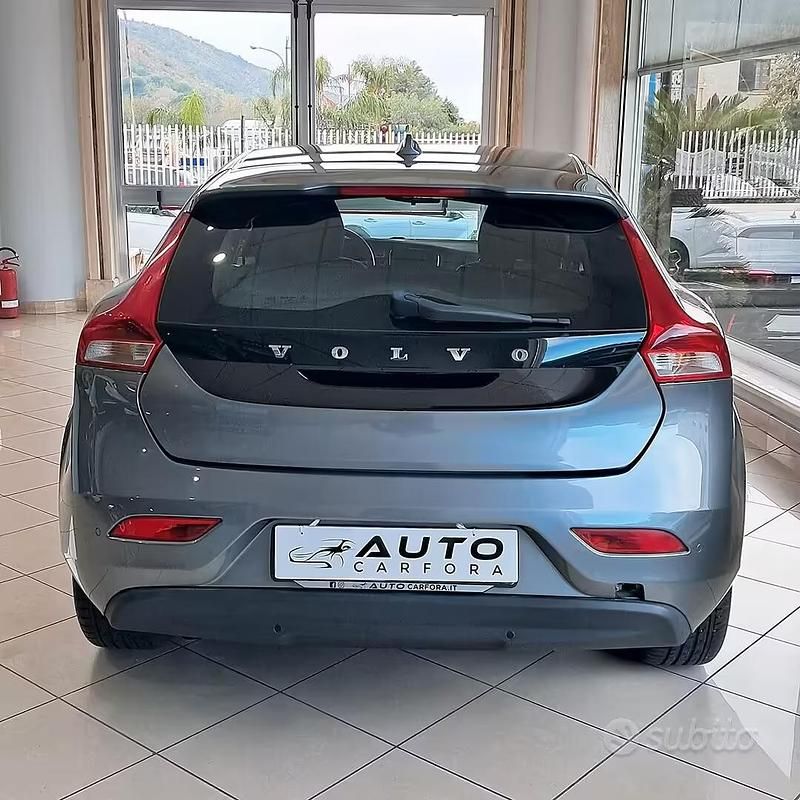 Usata Volvo V40 Business Edition 122 CV (89 kW) 2018 Grigio Berlina