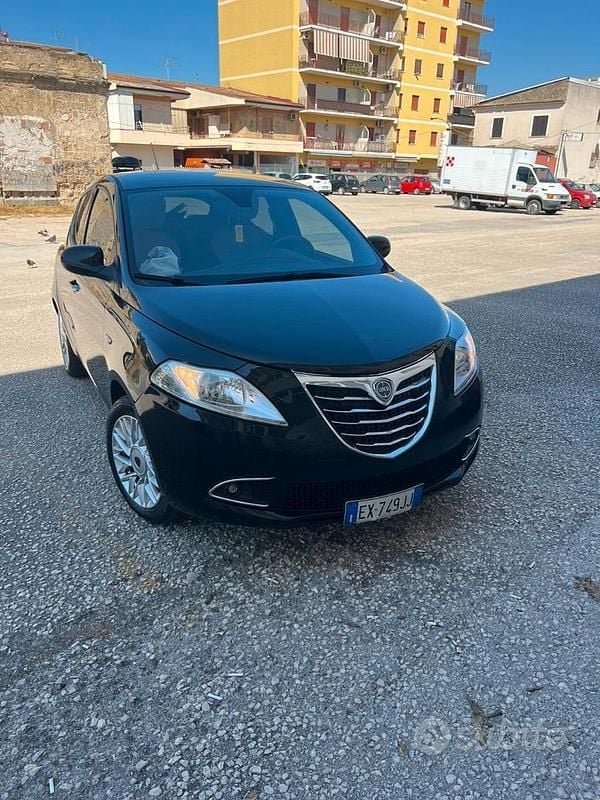 Nero Usata 2014 Lancia Ypsilon Due volumi | 5000 € (Buon prezzo) - Immagine 1/4