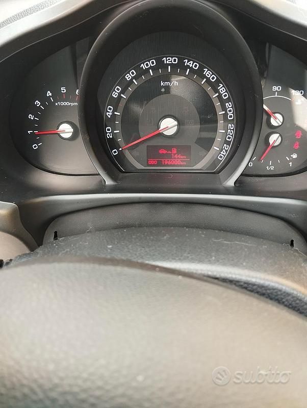 Usata Kia Carens 105 CV (77 kW) 2011 Bianco Monovolume