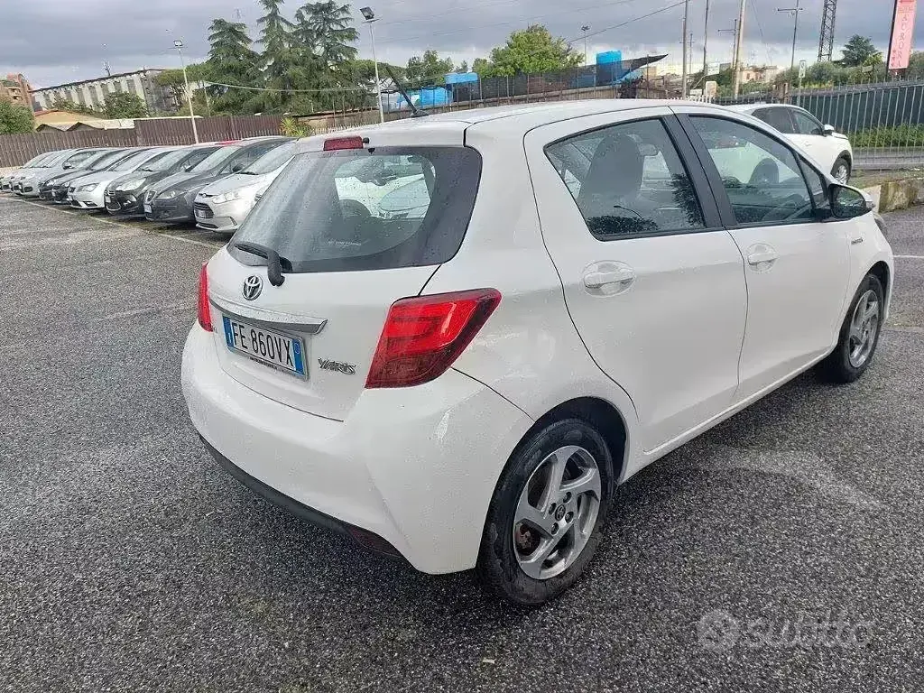 Usata Toyota Yaris Hybrid 73 CV (53 kW) 2016 Bianco Berlina