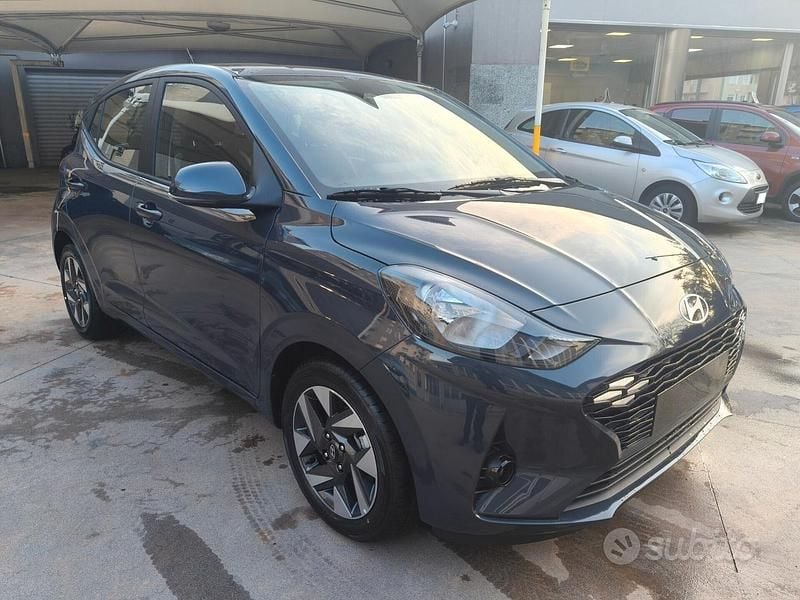 Nuova Hyundai i10 2025 Rosso Utilitaria
