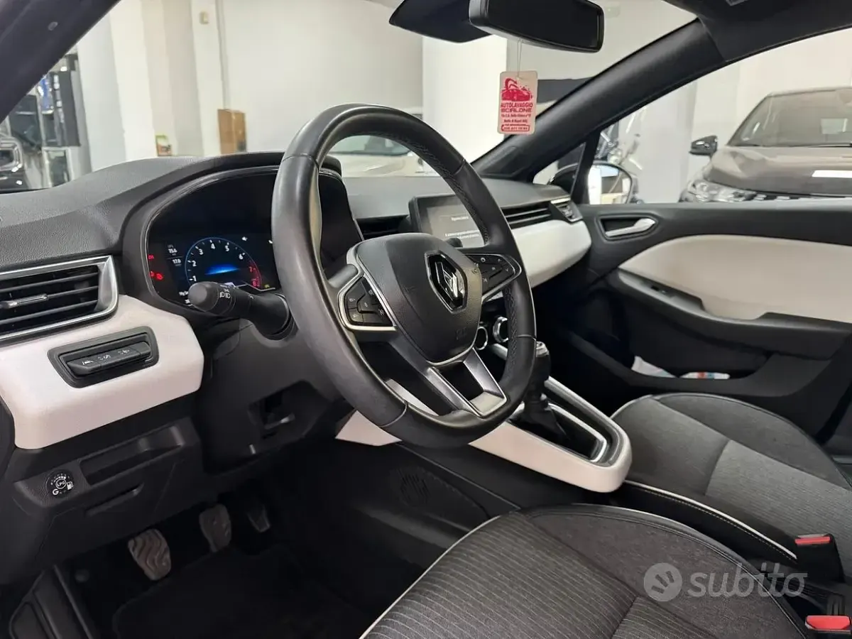 Usata Renault Clio V Techno 101 CV (74 kW) 2023 Grigio Berlina