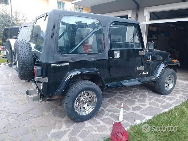 Usata Jeep Wrangler Laredo 103 CV (75 kW) 1989 Nero SUV