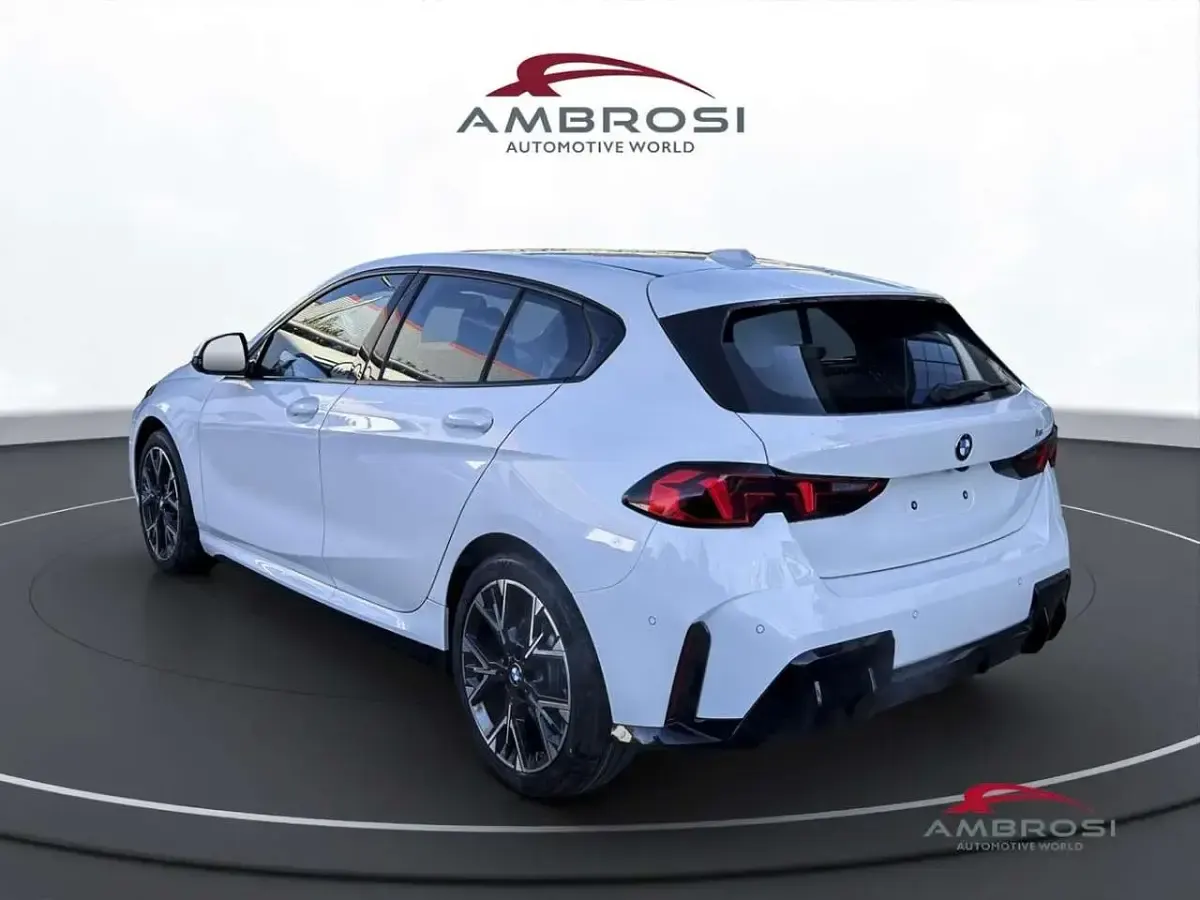 Nuova BMW 118 M Sport 150 CV (110 kW) 2026 Alpin white pastello Utilitaria