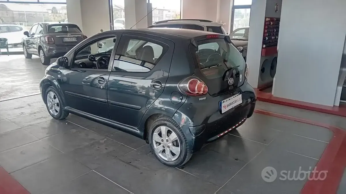 Usata Toyota Aygo 68 CV (50 kW) 2011 Grigio Utilitaria