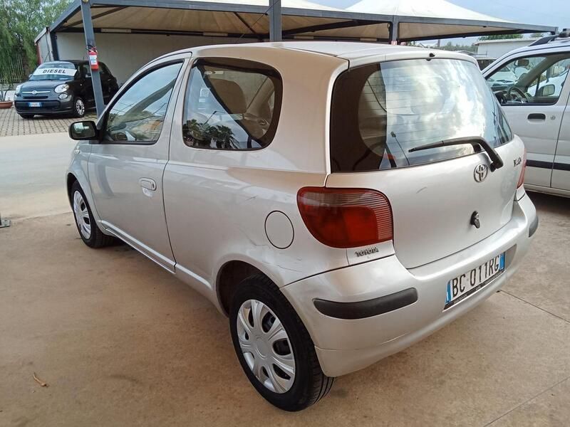 Usata Toyota Yaris Sol 68 CV (50 kW) 1999 Grigio Berlina