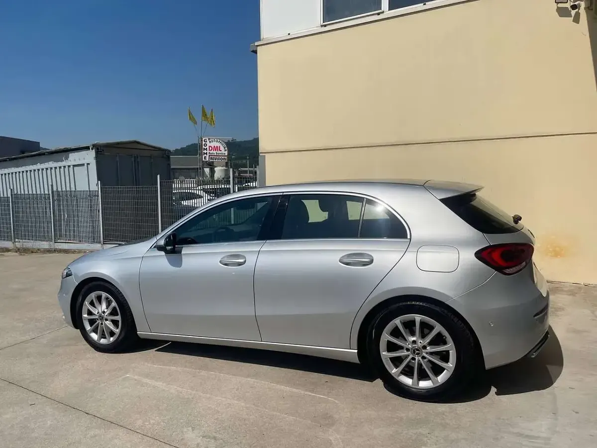 Usata Mercedes A180 116 CV (85 kW) 2019 Argento Berlina