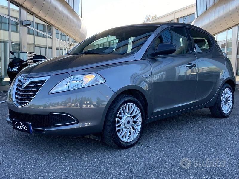 Begagnad Lancia Ypsilon Gold 69 HK (50 kW) 2014 Grå Halvkombi