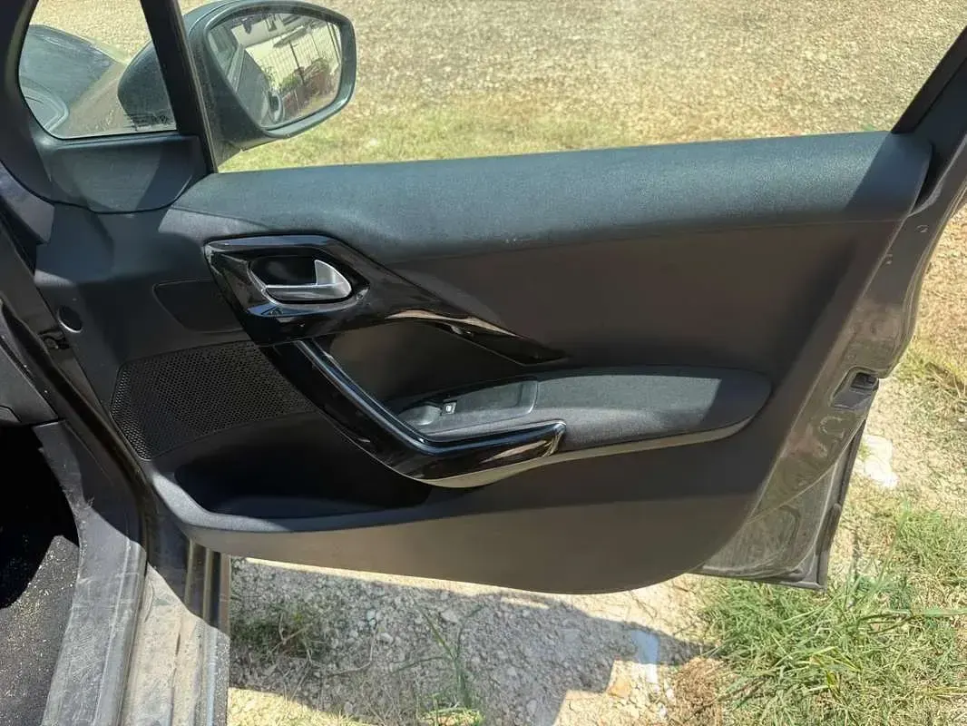 Usata Peugeot 208 Allure 68 CV (50 kW) 2013 Utilitaria
