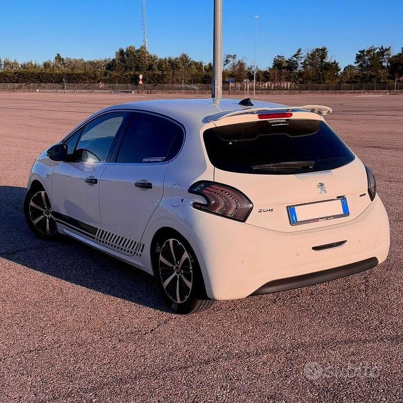 Usata Peugeot 208 82 CV (60 kW) 2017 Bianco Utilitaria