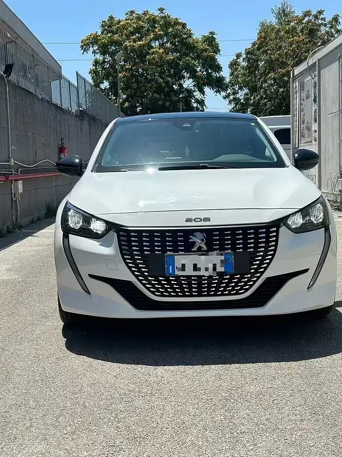 Usata Peugeot 208 102 CV (75 kW) 2023 Bianco Utilitaria