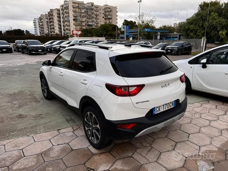 Używany Kia Stonic Style 100 KM (73 kW) 2023 Biały SUV
