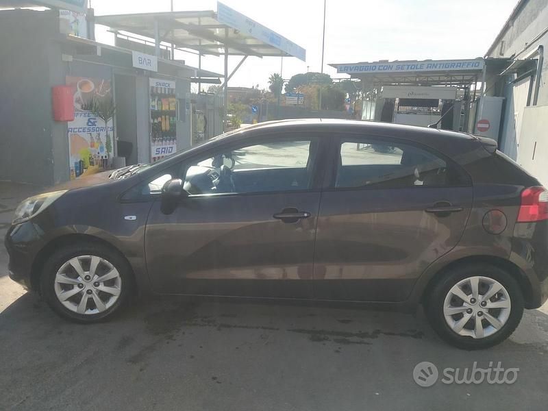 Marrone Usata 2013 Kia Rio Due volumi | 5300 € - Immagine 1/4