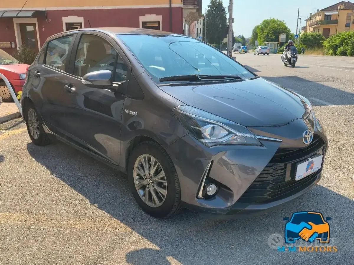 Begagnad Toyota Yaris Hybrid Style 73 HK (53 kW) 2017 Grå Sedan