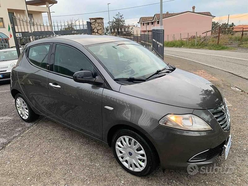 Usata Lancia Ypsilon 95 CV (69 kW) 2015 Grigio Utilitaria