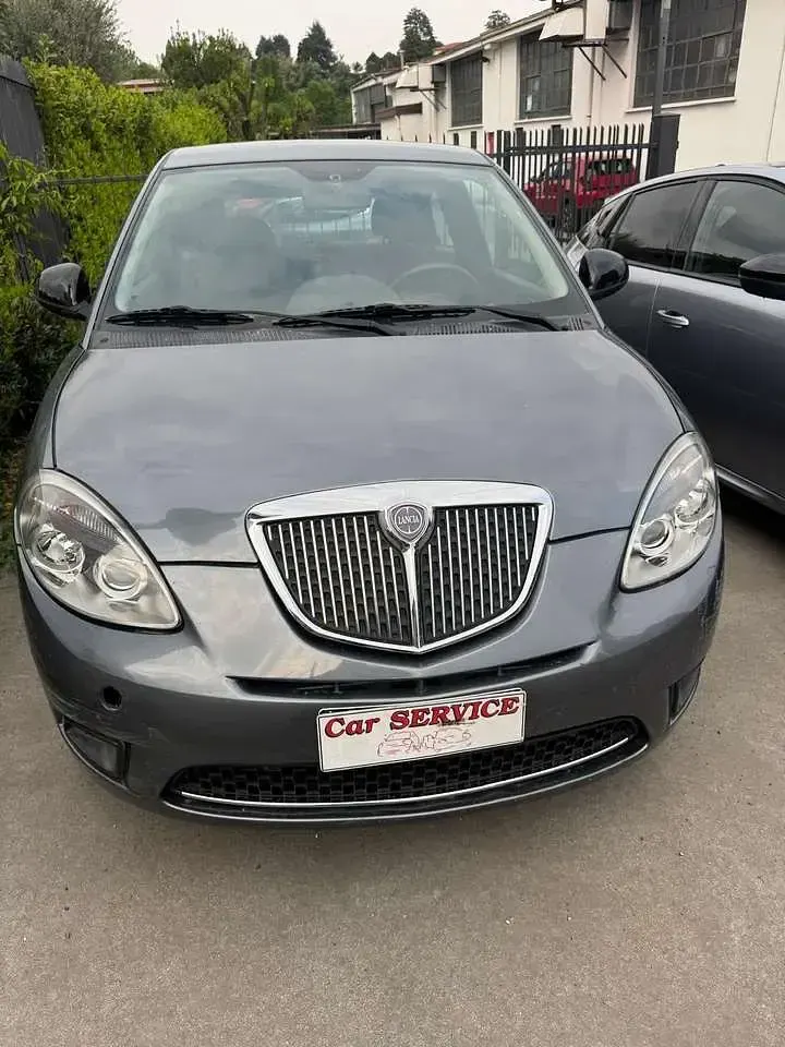Usata Lancia Ypsilon 69 CV (50 kW) 2011 Argento Utilitaria