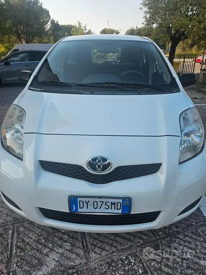 Usata Toyota Yaris Sol 69 CV (50 kW) 2009 Bianco Utilitaria