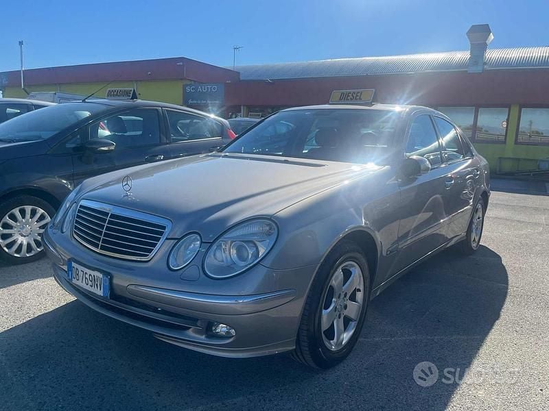 Marrone Usata 2006 Mercedes E280 Avantgarde Tre volumi | 7700 € (Buon prezzo) - Immagine 1/4