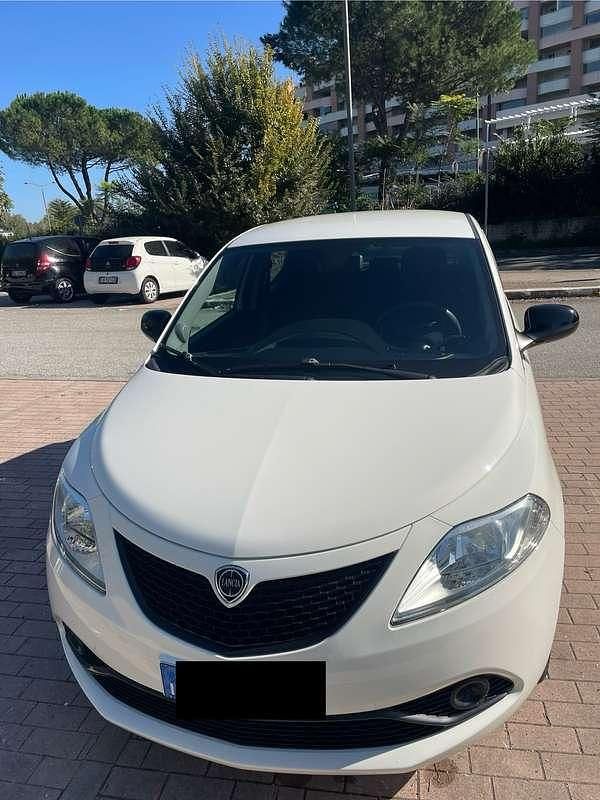 Usata Lancia Ypsilon Gold 69 CV (50 kW) 2018 Bianco Utilitaria
