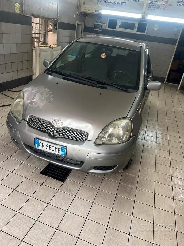 Grigio Usata 2004 Toyota Yaris Tre volumi | 700 € (Ottimo prezzo) - Immagine 1/3