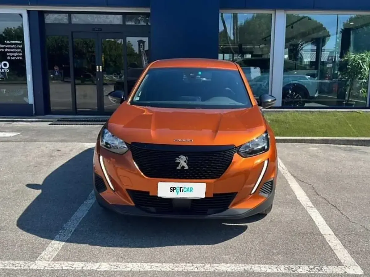 Usata Peugeot 2008 Active 101 CV (74 kW) 2023 Arancione SUV