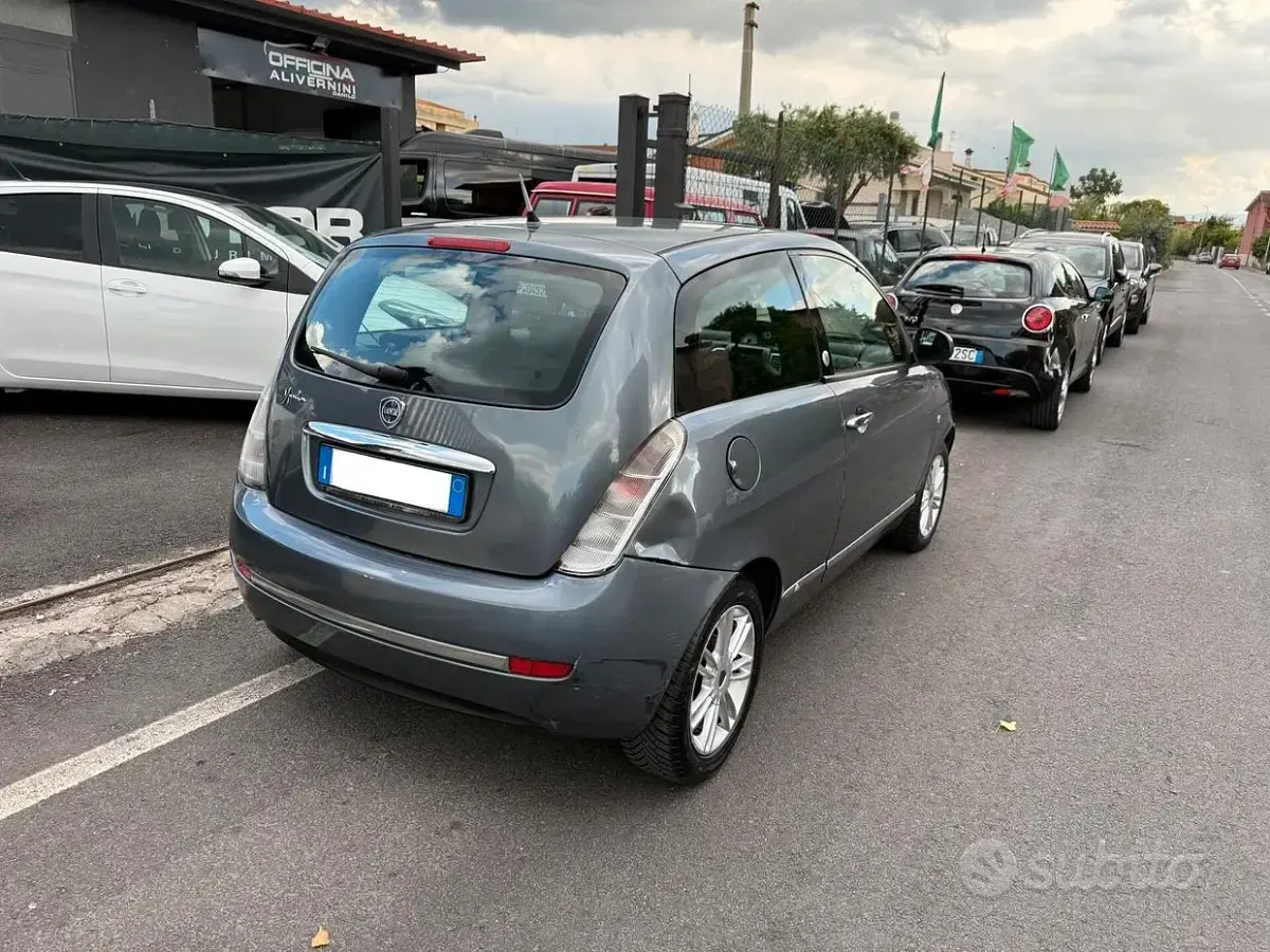 Gebraucht Lancia Ypsilon 77 PS (56 kW) 2010 Grau Kleinwagen