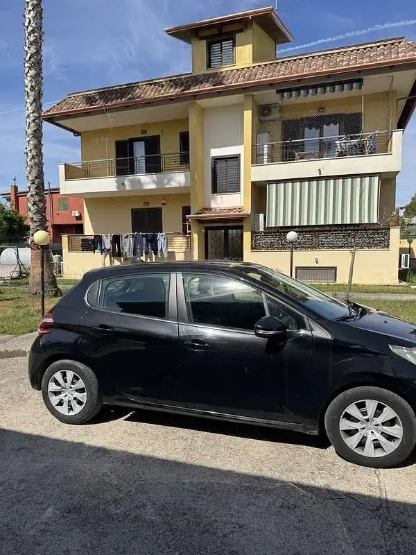Usata Peugeot 208 Active 68 CV (50 kW) 2013 Nero Utilitaria