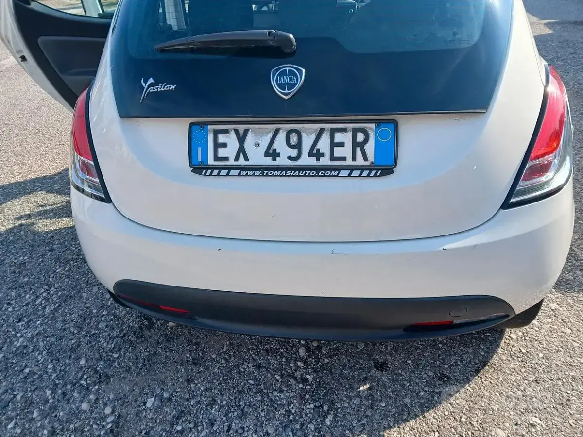 Usata Lancia Ypsilon 70 CV (51 kW) 2014 Bianco Utilitaria