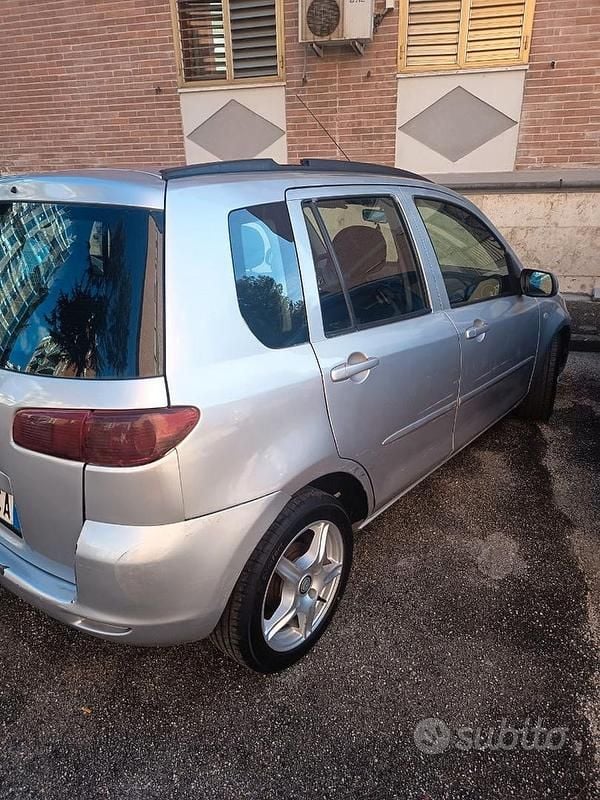 Grigio Usata 2004 Mazda 2 Utilitaria | 990 € (Buon prezzo) - Immagine 1/4