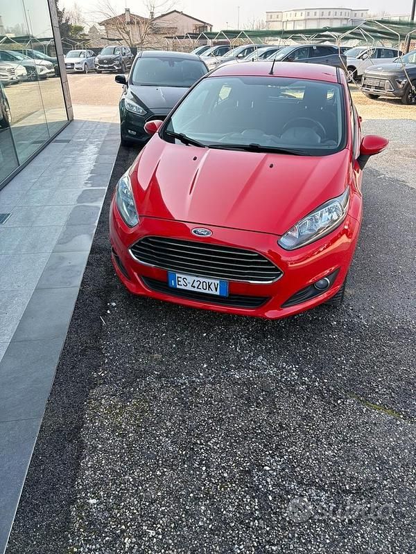 Usata Ford Fiesta 60 CV (44 kW) 2013 Rosso Utilitaria