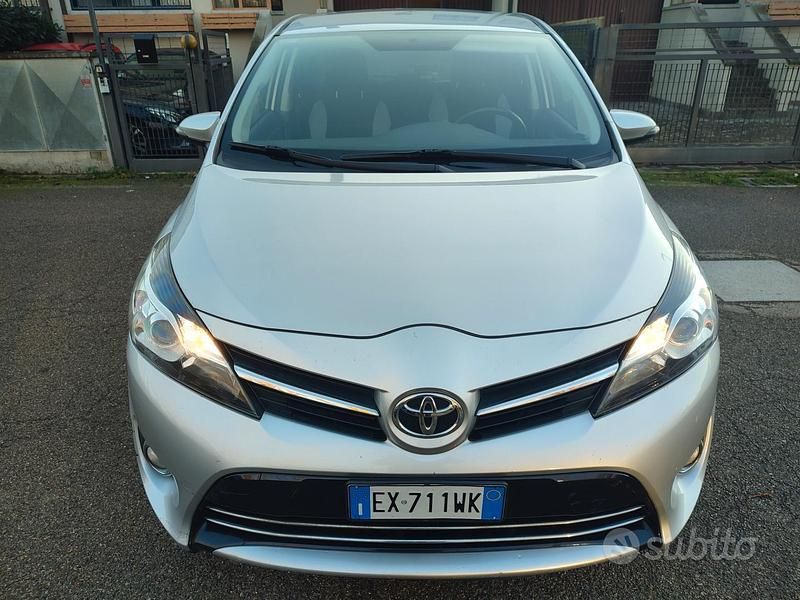 Usata Toyota Verso 112 CV (82 kW) 2015 Grigio Monovolume