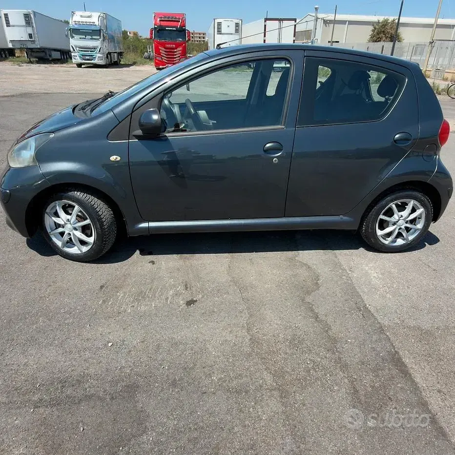 Usata Toyota Aygo 68 CV (50 kW) 2005 Grigio Utilitaria