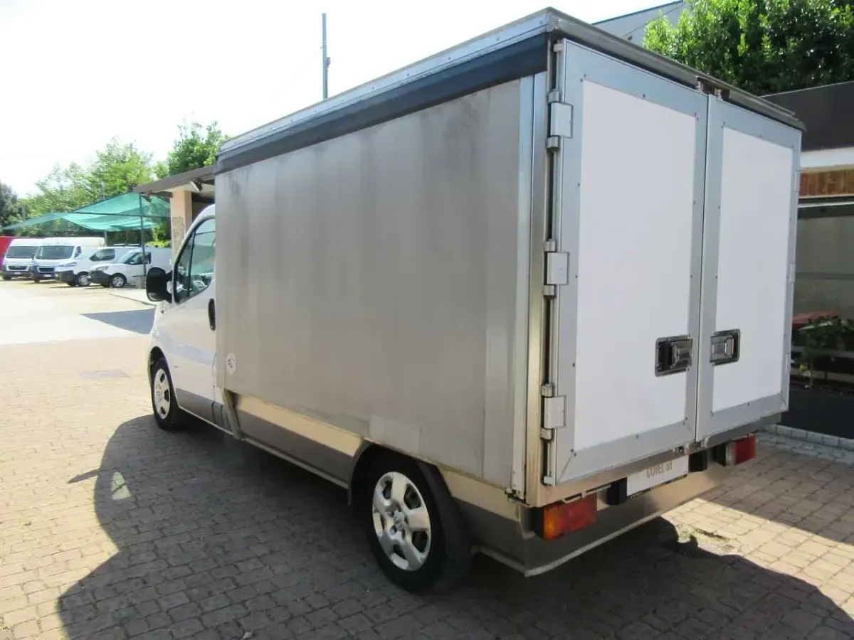 Usata Opel Vivaro 114 CV (83 kW) 2011 Bianco Monovolume