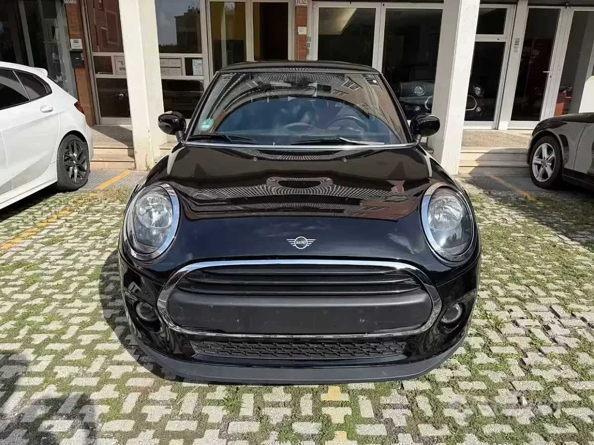 Begagnad Mini ONE 102 HK (75 kW) 2019 Svart Halvkombi